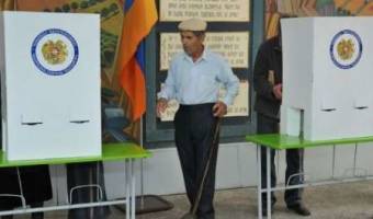 همه پرسی برای تغییر قانون اساسی در ارمنستان برگزار شد