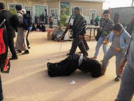 بوسیدن پای زائرین اربعین توسط یک عراقی