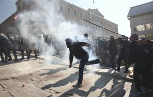 درگیری پلیس با دانشجویان معترض در خیابان های آتن