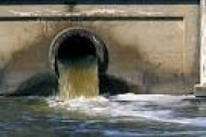 مدرسه ای که فاضلاب از آن می گذرد