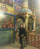 لیلا اوتادی با تیپ خاص در کلیسای وانک