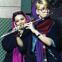 بهاره رهنما در کنار دخترش در حال نوازندگی