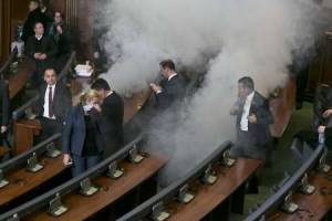 پرتاب گاز اشک آور در پارلمان کوزوو 