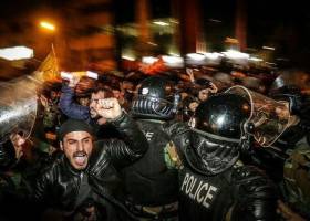 آتش خشم معترضان کنسولگری عربستان در مشهد را سوزاند