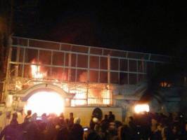درب سفارت عربستان در تهران شکست؛ ساختمان آتش گرفت