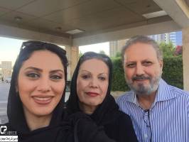 سلفی مونا فرجاد در کنار پدر و مادرش!