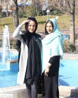 تیپ متفاوت بهاره افشاری و خواهرش در پارک!