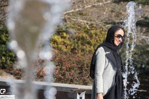 غافلگیرشدن خانوم سوپراستار ایرانی توسط عکاسان در پارک!