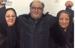 سلفی نادر سلیمانی در کنار مادر و مادر زنش