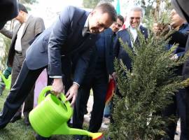 وزیر دارایی اسلواکی درخت صلح و دوستی در ایران غرس کرد