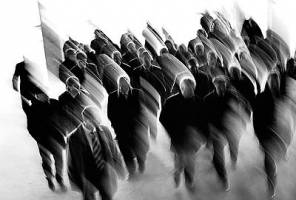 ۱۷ نشانه که همکاران‌تان از شما متنفرند