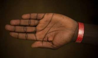 اجبار پناه جویان در ولز انگلستان به بستن دست بندهای رنگین