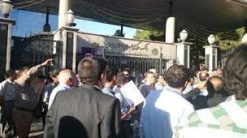 تجمع مالباختگان موسسه ثامن الحجج مقابل بانک مرکزی 