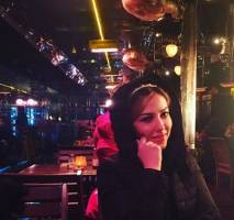 لیلا اوتادی با تیپ خاص در یکی از کافه‌های استانبول + عکس