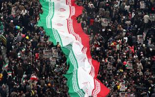 آسوشیتدپرس:مردم ایران برای بزرگداشت انقلاب به خیابانها آمدند