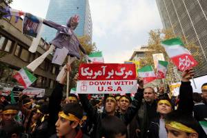 فرانس پرس: عکس یادگاری ایرانی ها با موشک بالستیک «عماد»