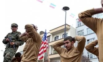 ایران در جشن پیروزی انقلاب نیز تفنگداران آمریکا را به سخره گرفت