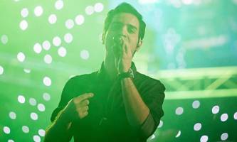 محسن یگانه برای جشنواره خواند / بادیگاردها نگذاشتند عکس یادگاری بگیرد