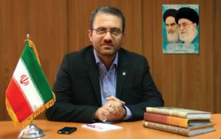 مردم نوع تبلیغات کاندیداهای مجلس در شیراز را بررسی می کنند