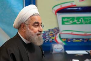 رئیس جمهور رای خود را در صندوق آرا انداخت