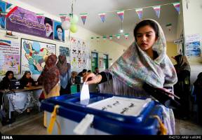 پوشش زیبای محلی زنان ترکمن در پای صندوق های رای