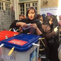 مهتاب کرامتی در حال رای دادن! + عکس