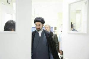 فرزند مقام معظم رهبری از آیت الله طبسی عیادت کرد