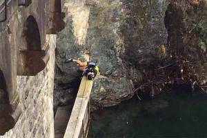 دوچرخه سواری که از سقوط جان سالم به در برد