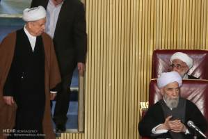 نگاه معنادار دو عضو مجلس خبرگان رهبری به یکدیگر