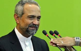 تصاویری از تجمع عناصر ضدانقلاب در برابر محل سخنرانی نهاوندیان