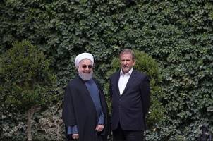 «پیاده‌روی» روحانی و جهانگیری در حیاط پاستور