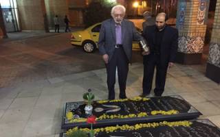 جمشید مشایخی به شهدا ادای احترام کرد/ آرامش مان مدیون آنها است