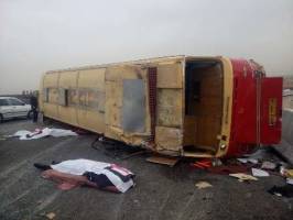 یک کشته و ۱۰ مجروح در حادثه واژگونی اتوبوس