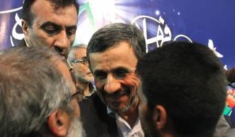 محمود احمدی نژاد به جمع راهیان نور پیوست