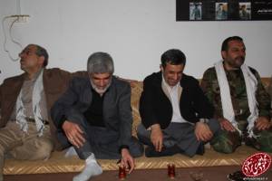 حضور احمدی نژاد و اعضای دولتش در مناطق جنگی اهواز