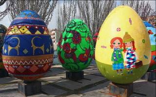 تخم‌مرغ‌های عید در بوستان‌های شهر به آثار 250 هنرمند منقش شد