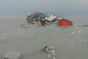 لنج باری مسیر دبی - گناوه غرق شد