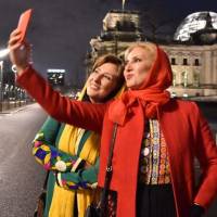 سلفی مرجانه گلچین و فاطمه گودرزی با تیپی متفاوت در هلند + عکس