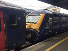 18 نفربر اثر برخورد دو قطار در جنوب غربی انگلیس زخمی شدند