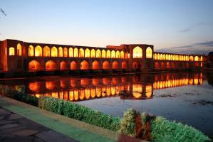 زیباترین آب بند روی زاینده رود