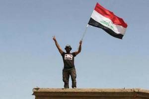 پرچم عراق در مرکز شهر «هیت» در الأنبار