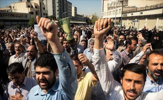 راهپیمایی نمازگزاران تهرانی همزمان با روز ملی فناوری هسته ای