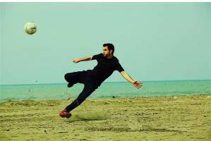 خواننده معروف پاپ در حال بازی در ساحل دریا + عکس