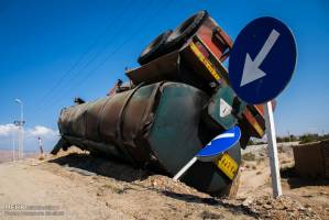 مرگ راننده در تصادف کامیون‌ها