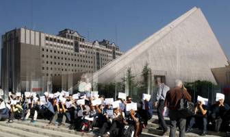 تجمع بازنشستگان فولاد مقابل مجلس همچنان ادامه دارد