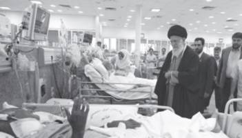تصویری از عیادت رهبری از والدین شهدا