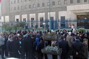 تجمع بازنشستگان فولاد مقابل مجلس ادامه دارد