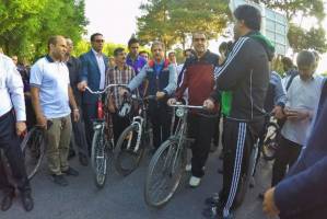 دوچرخه‌سواری وزیر بهداشت در شهر دوچرخه‌ها
