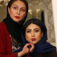 عکسی جالب از آزاده صمدی در اتاق گریم! | اردیبهشت 95