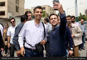 عکسی جالب از «عادل فردوسی پور» در مراسم ترحیم «مهراد اولادی»